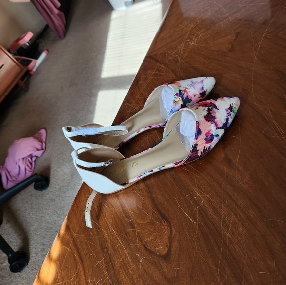 Women Size 11 Flats Dream Paris Floral Print with White Backs Buckle Strap - Picture 2 of 13
